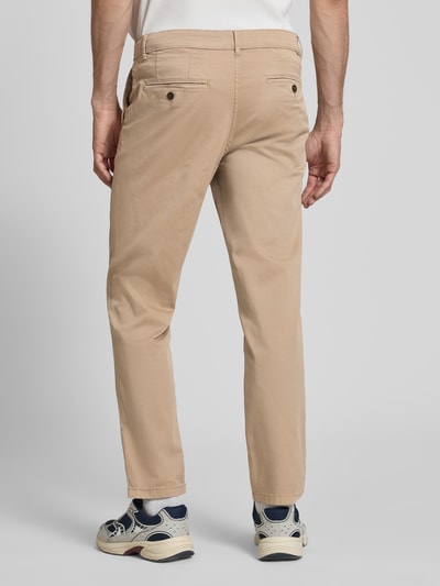 Mężczyzna nosi Straight Fit Chino mit Eingrifftaschen Modell 'Vance' von Jack & Jones z mieszanki bawełny, wpuszczane i tylne kieszenie, zapięcie na guzik i zamek, krój straight fit, szerokość w rozmiarze 32/32: 43 cm, długość wewnętrzna nogawki: 67 cm, beż, tekstura gładka, pełny widok od tyłu.