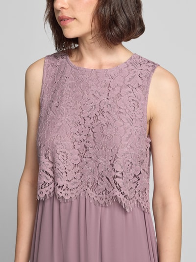 Vrouwenmodel draagt avondjurk van katoenmix in recht model met kant en ronde hals, Model 'MILINA LACE' van VILA, Nahaufnahme Oberkörper.