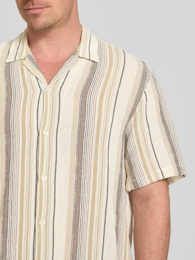 Männermodel trägt Relaxed Fit Freizeithemd aus reiner Baumwolle Modell 'RLXCAL' von SELECTED HOMME, Optik:Allover-Muster, Nahaufnahme Oberkörper.