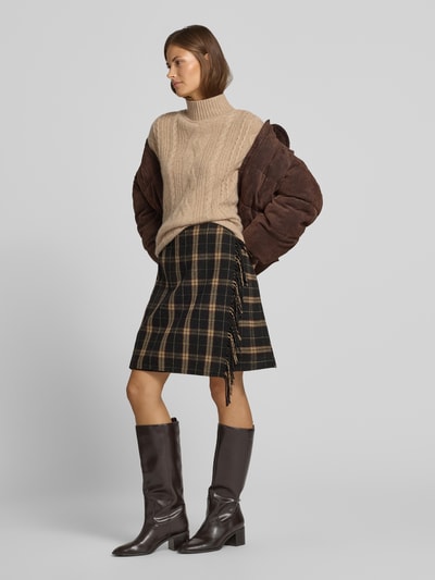 Kobiece modelka nosi spódnicę 'Knielanger Rock mit Woll-Anteil' od Christian Berg Woman, Mieszanka materiałów z dodatkiem wełny, linia a, długość do kolan, Frędzle, Szerokość w rozmiarze 36: 38 cm, całkowita długość 52 cm, ciemny wzór w kratę, wygląd miękkiego materiału, widok całej sylwetki z przodu