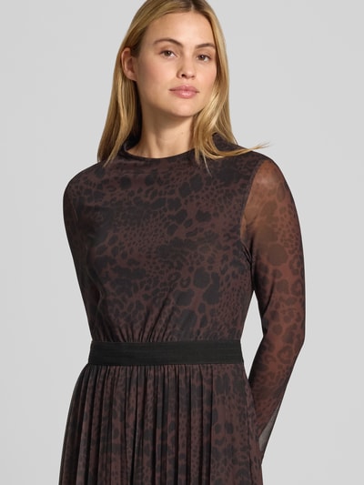 Vrouwenmodel draagt Slim Fit vrijetijdsjurk met dierenprint van s.Oliver BLACK LABEL, bruin-zwart, zachte plooitextuur, Nahaufnahme bovenlichaam.