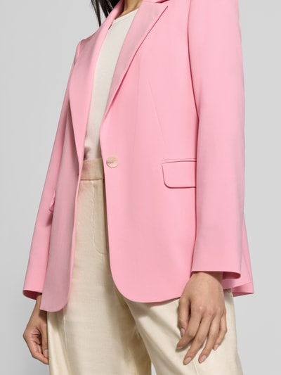 Frauenmodel trägt Regular Fit Blazer aus Viskose-Mix mit Pattentaschen von comma in Rosa, glatte Struktur, Nahaufnahme Oberkörper. Viskose-Mix mit Stretch-Anteil, Reverskragen, Knopfverschluss, Rückenlänge 68 cm, Brustweite 45 cm, Ärmellänge 60 cm.