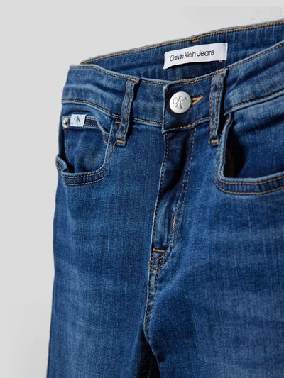 Calvin Klein Jeans Jeansy o rozkloszowanym kroju z naszywką z logo Ciemnoniebieski 2