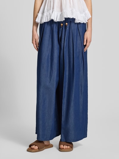 Frauenmodel trägt Regular Fit Culotte aus Baumwoll-Lyocell-Mix Modell 'BEA BEAD' von Only in Dunkelblau, Damen Culotte, Nahaufnahme Unterkörper.