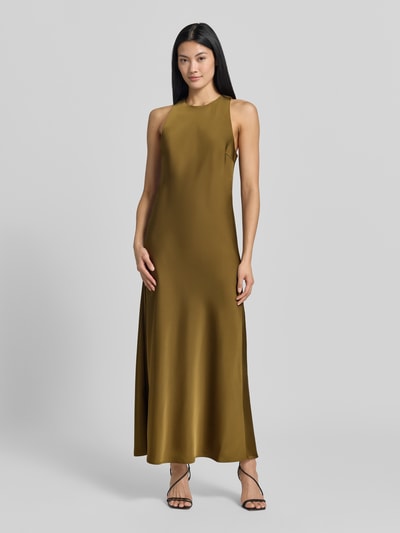 Modelka kobieca nosi długą sukienkę Gestuz Maxikleid mit Rundhalsausschnitt Modell 'cerina' z satyny, krój straight fit, okrągły dekolt, szerokie ramiączka, zamek błyskawiczny z tyłu, długość tyłu w rozmiarze 36: 139 cm, szerokość w rozmiarze 36: 22 cm, kolor oliwkowy, gładka tekstura, widok całej sylwetki z przodu.