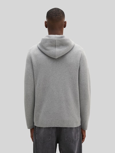 Männermodel trägt Regular Fit Pullover aus reiner Baumwolle von Marc O'Polo in Hellgrau mit glatter Textur, Ganzkörperansicht Rückansicht.