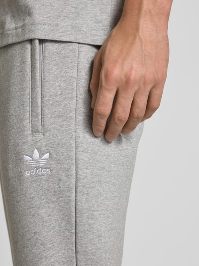 adidas Originals Spodnie dresowe z elastycznym pasem i wpuszczanymi kieszeniami Jasnoszary melanż 3