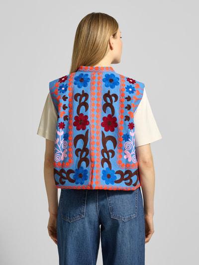 Frauenmodel trägt Weste mit Stitchings Modell 'Bin' von Lollys Laundry in bunten Farben mit floralem Muster, Reine Baumwolle, Regular-Fit, Stehkragen, Ganzkörperansicht Rückansicht.