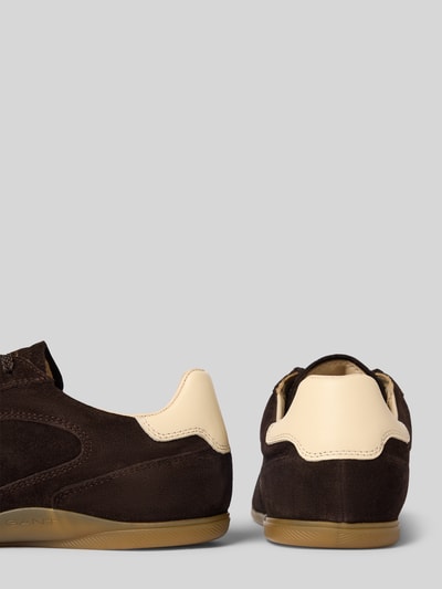 Produktfoto, Sneaker aus echtem Leder Modell 'Sperly' von GANT, Damen Sneaker, braunes Wildleder mit beigen Elementen, strukturierte Oberfläche.