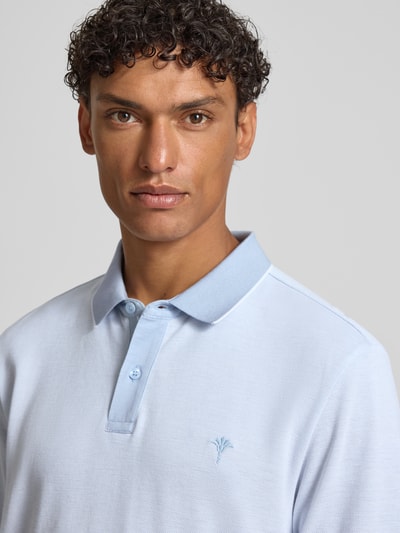 Männermodel trägt Regular Fit Poloshirt mit Label-Stitching Modell 'Percyco' von JOOP! Collection, reine Baumwolle, Nahaufnahme Oberkörper.