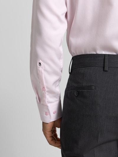 Mężczyzna nosi Regular Fit Businesshemd aus Baumwolle mit Kentkragen von SEIDENSTICKER, bawełna, listwa guzikowa, brustasza, detailaufnahme rękawa.