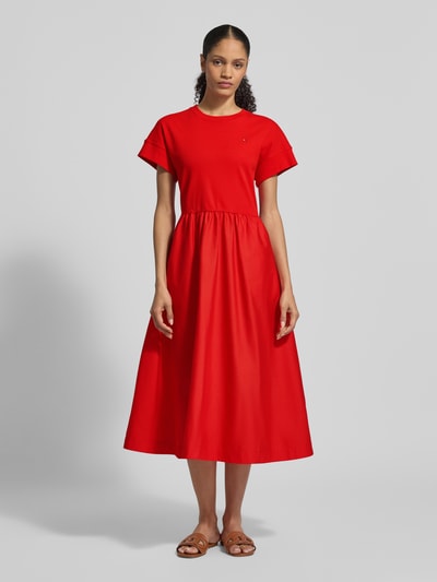 Vrouwenmodel draagt Ausgestelltes Freizeitkleid aus Material-Mix Modell 'CODY' van Tommy Hilfiger, rood, uni, katoenmix, midi, ronde hals, korte mouw, logo-stitching, materiaal-mix, volledig frontaal zicht.