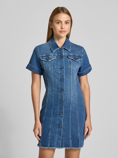 Frauenmodel trägt Jeanskleid mit Fransensaum und Knopfleiste von Liu Jo White, Farbton mittleres Blau, Baumwoll-Mix mit Stretch-Anteil, Kentkragen, Körpernaher-Schnitt, Minikleid, Brusttaschen mit Knopfverschluss, Ärmel mit Aufschlag, sichtbare Steppnähte, dezente Waschung, Rückenlänge bei Größe 36: 87 cm, Brustweite bei Größe 36: 44 cm, Ärmellänge bei Größe 36: 18 cm, Struktur Denim, Ganzkörperansicht von vorne.