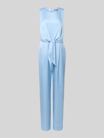 Vrouwenmodel draagt 'Jumpsuit aus Satin mit Bindegürtel' van Christian Berg Cocktail in lichtblauw, satijn, licht getailleerde fit, ceintuur in de taille, ronde hals, rechte pijpen, zichtbare naadrits achteraan, gladde textuur, geheelbeeld vooraan.