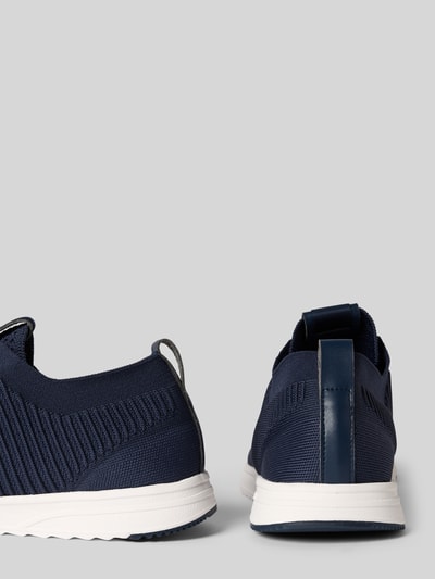 Productfoto, Low Top Sneaker met gestructureerd stretch-oppervlak van Marc O'Polo, effen donkerblauw, afgeronde neus, platte zool, label patch, vetersluiting, dempende zool, stretchweefstructuur.