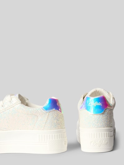 Produktfoto, Schimmernde Sneaker mit Label-Detail Modell 'PAIRED GLAM' von Buffalo in Schimmernde-Optik, Abgerundete-Spitze, Schnürung, weiß, Absatzhöhe: 5 cm, Schafthöhe: 7 cm, Schaftweite: 9 cm