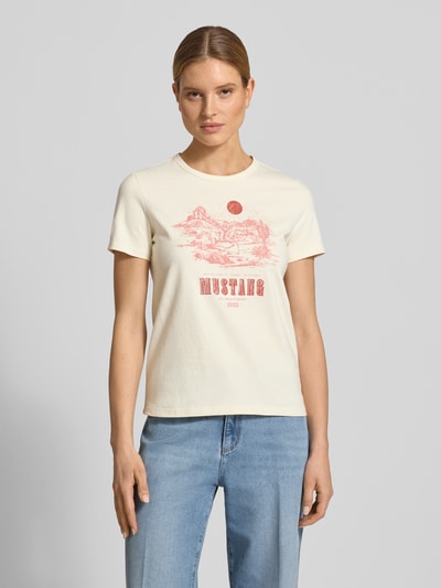 Vrouwenmodel draagt Regular Fit T-shirt met Logo-Print model 'Alma' van Mustang, puur katoen, dames, ronde hals, ruglengte maat S 60 cm, geheelvooraanzicht.