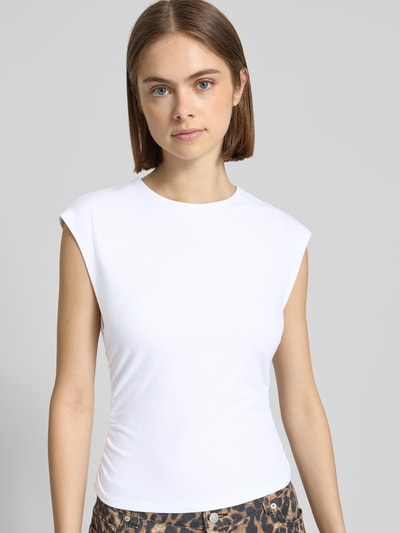 Frauenmodel trägt Slim Fit T-Shirt aus Baumwoll-Mix Modell 'MIRA' von Only, Optik: Unifarben, Raffung, Rundhals, Kurzarm, Jersey, Nahaufnahme Oberkörper.