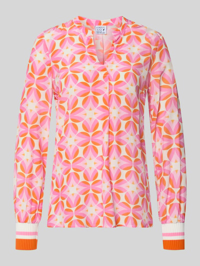 Produktfoto, Regular Fit Bluse aus reiner Viskose von Emily Van den Bergh, krój regular fit, dekolt z lamówką, wzór na całej powierzchni, z długim rękawem, elastyczne zakończenia rękawów, długość tyłu w rozmiarze 36: 70 cm, długość rękawów w rozmiarze 36: 63 cm, różowo-pomarańczowy nadruk geometryczny, lekka wiskoza, gładka tekstura