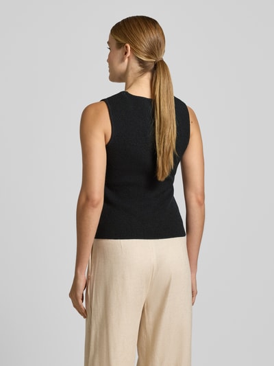 Frauenmodel trägt Slim Fit Weste mit Baumwoll-Anteil Modell 'SILVIA' von Vero Moda, Optik: Unifarben, Frottee, Ganzkörperansicht Rückansicht.