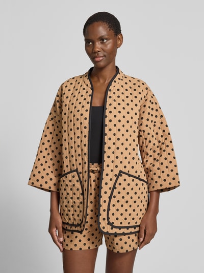 Frauenmodel trägt Jacke im Allover-Look Modell 'Lulu' von LOLLYS LAUNDRY aus Reine Baumwolle im Relaxed-Fit, 3/4-Arm, Ganzkörperansicht von vorne