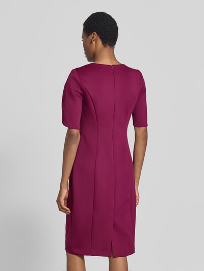 Frauenmodel trägt Knielanges Kleid mit Ziersteinbesatz von Adrianna Papell in dunklem Beerenrot, mittlere Textur, taillierte Passform, Ganzkörperansicht Rückansicht, Kontext: V-Ausschnitt, 1/2-Arm, Rückenlänge 102 cm, Brustweite 37 cm, Ärmellänge 32 cm.