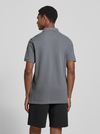 Męski model nosi Regular Fit Poloshirt aus reiner Baumwolle von s.Oliver RED LABEL, szarość, gładka faktura, całkowita sylwetka z tyłu