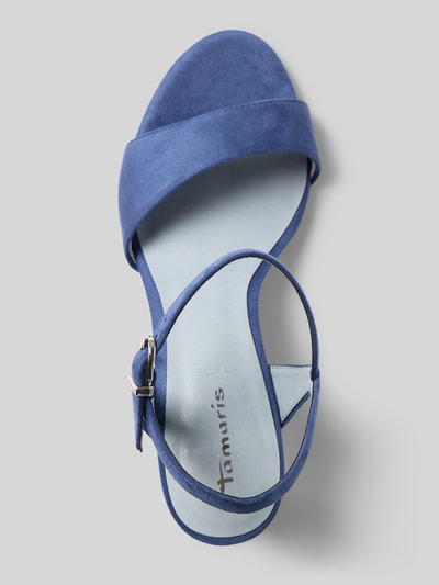 Produktfoto, Sandaletten mit Stiletto Absatz von Tamaris in einfarbigem Blau mit runder Schuhspitze, strukturierter Sohle und Dornschließe.