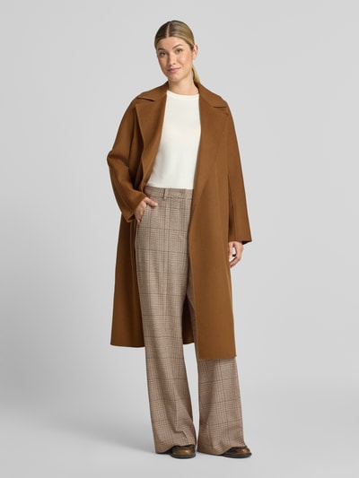 Frauenmodel trägt Wide Leg Weite Hose mit Viskose-Woll-Anteil Modell 'ALEXIS' von CAMBIO, beige kariert, dezente Textur, Ganzkörperansicht von vorne.