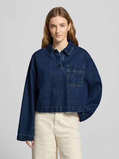 Vrouwenmodel draagt Loose Fit Jeansbluse aus reiner Baumwolle van Marc O'Polo Denim, donkerblauw denim, borstzak, lange mouw, knoopsluiting, vooraanzicht bovenlichaam