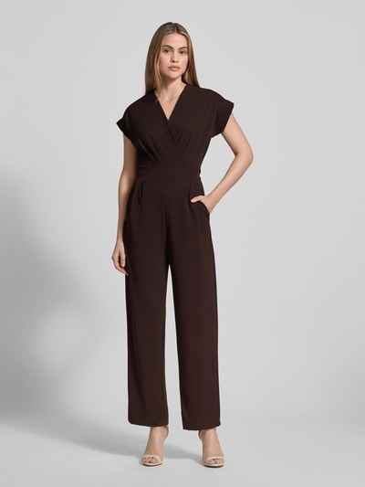Vrouwenmodel draagt Jumpsuit met steekzakken Model 'Ko44a' van ZABAIONE, materiaalmix met stretch, regular fit, V-hals, geheel van voren.