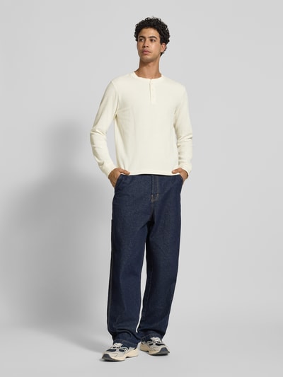 Männermodel trägt Regular Fit Longsleeve in Strick-Optik Modell 'Niagara' von JACK & JONES, cremefarben, Baumwoll-Mix, Henley-Ausschnitt, Ganzkörperansicht von vorne.