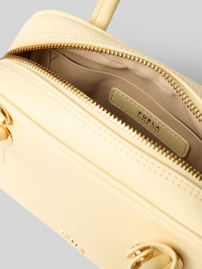 Produktfoto, Shoulder Bag aus echtem Leder mit Logo-Detail Modell 'Poppy' von FURLA, cremefarben, strukturierte Oberfläche, Reißverschluss, Detailaufnahme, Hauptfach mit hellem Innenfutter und Label, Maße 20x13x7 cm, Schulterriemen 118 cm.