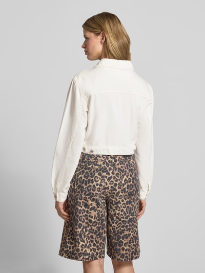 Frauenmodel trägt Cropped Jeansjacke mit Brusttaschen und Label-Patch von Guess Jeans aus Baumwoll-Lyocell-Anteil, Straight Fit, Rückenansicht.