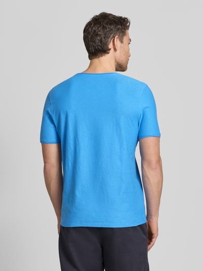 Männermodel trägt Regular Fit T-shirt mit V-hals van MCNEAL in effen lichtblauw, puur katoen, rolzoom, ruglengte maat M 70 cm, Ganzkörperansicht Rückansicht