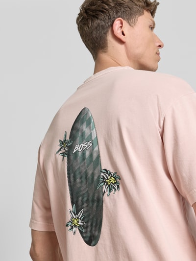 Männermodel trägt Regular Fit T-Shirt aus reiner Baumwolle Modell 'SURFWASH' von BOSS Orange in Optik: Unifarben, Label-Print, Rückansicht