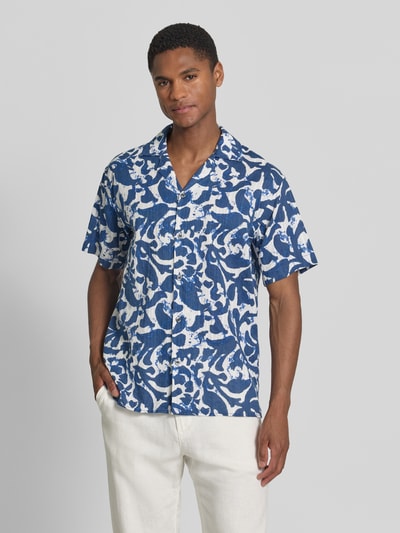 Männermodel trägt Regular Fit Freizeithemd im Allover-Look Modell 'BILBAO' von Jack & Jones Premium aus Reine Baumwolle, Ganzkörperansicht von vorne. Rückenlänge 71 cm, Schulterbreite 48 cm, Ärmellänge 23 cm. Blau-weißes Muster, glatte Textur.