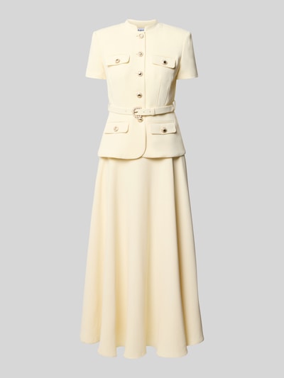 Produktfoto, Maxikleid mit Stehkragen von Self-Portrait in Creme, taillierte Passform, abnehmbarer Taillengürtel, Pattentaschen, kurzärmelig, glatte Textur, Gesamtlänge 132 cm, Brustweite 45 cm, Ärmellänge 21 cm, Taillenweite 39 cm.