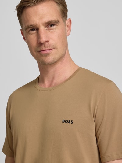 Männermodel trägt Regular Fit T-Shirt aus Baumwoll-Mix Modell 'MIX&MATCH T-SHIRT R' von BOSS, Optik: Unifarben, Label-Stitching-Applikation, Rundhals, Kurzarm, Nahaufnahme Oberkörper.