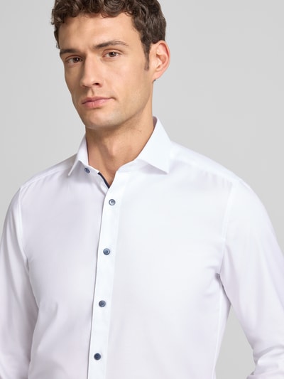 Männermodel trägt Slim Fit Businesshemd aus Baumwoll-Mix von OLYMP, Optik: Unifarben, Kentkragen, Nahaufnahme Oberkörper.