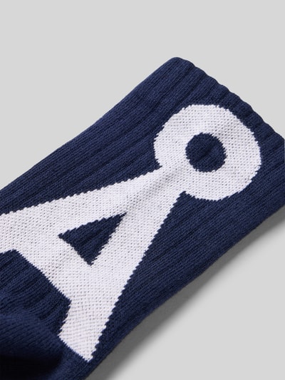 Produktfoto, dunkelblaue Socken mit weißem Label-Stitching 'SAAMUS' von ARMEDANGELS, unifarben, Baumwoll-Mix, Rippenbündchen, Logo-Detail