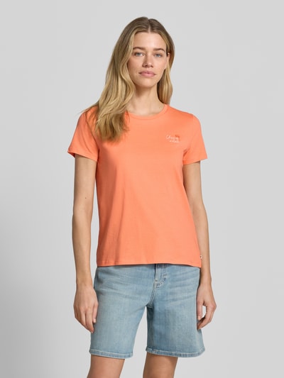 Vrouwenmodel draagt Regular Fit T-shirt uit puur katoen van Tom Tailor Denim, look: effen, motiefstitching, ronde hals, korte mouw, dames, voorkant volledig zichtbaar
