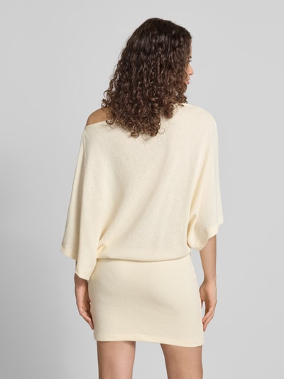 Frauenmodel trägt Minikleid mit U-Boot-Ausschnitt von Gina Tricot in Creme mit 1/2-Arm, Stretch, figurnaher Schnitt, Ganzkörperansicht Rückansicht.