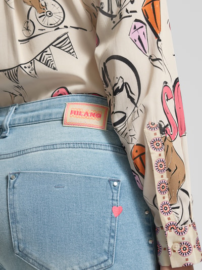 Kobiece model prezentuje Flared Jeans mit 5-Pocket-Design od Milano Italy z jasnoniebieskiej bawełny, klasyczny 5-kieszeniowy krój, szerokość w rozmiarze 36: 38 cm, długość nogawki wewnętrznej 72 cm, detalowe ujęcie tylnej kieszeni
