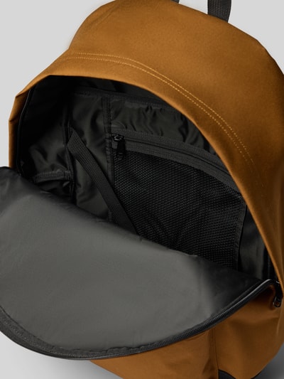 Produktfoto, Rucksack mit Label-Patch Modell 'Jake' von Carhartt Work In Progress in Braun mit schwarzem Innenfutter und Mesh-Innenfach
