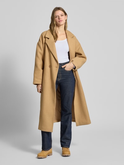 Kobiece model nosi bluzkę z długim rękawem Slim Fit Longsleeve mit tiefen Rundhalsausschnitt von REVIEW, mieszanka bawełny elastyczna, krój slim fit, głęboki okrągły dekolt, fakturowany wzór, długość tyłu w rozmiarze S: 50 cm, całkowity widok z przodu
