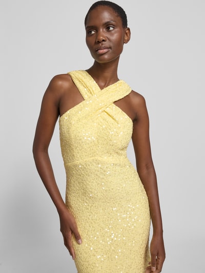 Frauenmodel trägt Midikleid mit Pailletten von Little Mistress in Gelb, A-Linie, Strukturmuster, Rückenreißverschluss, Nahaufnahme Oberkörper. Rückenlänge bei Größe 36: 125 cm.