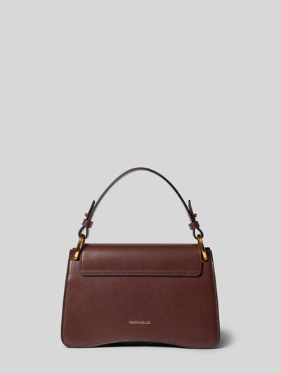 Produktfoto, Shoulder Bag mit Logo-Detail von Coccinelle in Braun mit goldfarbenen Details, glatte Struktur, neutraler Hintergrund, Damen Shoulder Bag von Coccinelle, Hauptfach mit Überschlag, Schulterriemen, Magnetverschluss, Maße 22x18x9 cm, Riemenlänge 38 cm