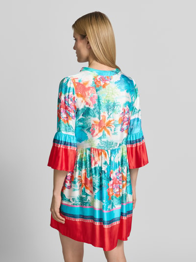Frauenmodel trägt Relaxed Fit Minikleid aus reiner Viskose Modell 'Breeze' von miss goodlife mit floraler Allover-Print, Halbarm, V-Ausschnitt, Knopfleiste und Falten-Optik, bunte Farben, Rückansicht Ganzkörperansicht.