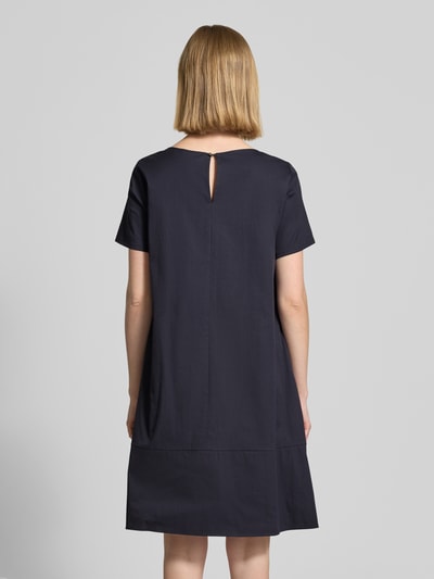 Frauenmodel trägt Minikleid mit rückseitigem Knopfverschluss von ROBE LÉGÈRE in Dunkelblau, Baumwoll-Mix mit Stretch-Anteil, A-Linie, Rundhalsausschnitt, Rückenlänge 90 cm, Brustweite 48 cm, Ärmellänge 22 cm, Ganzkörperansicht Rückansicht.